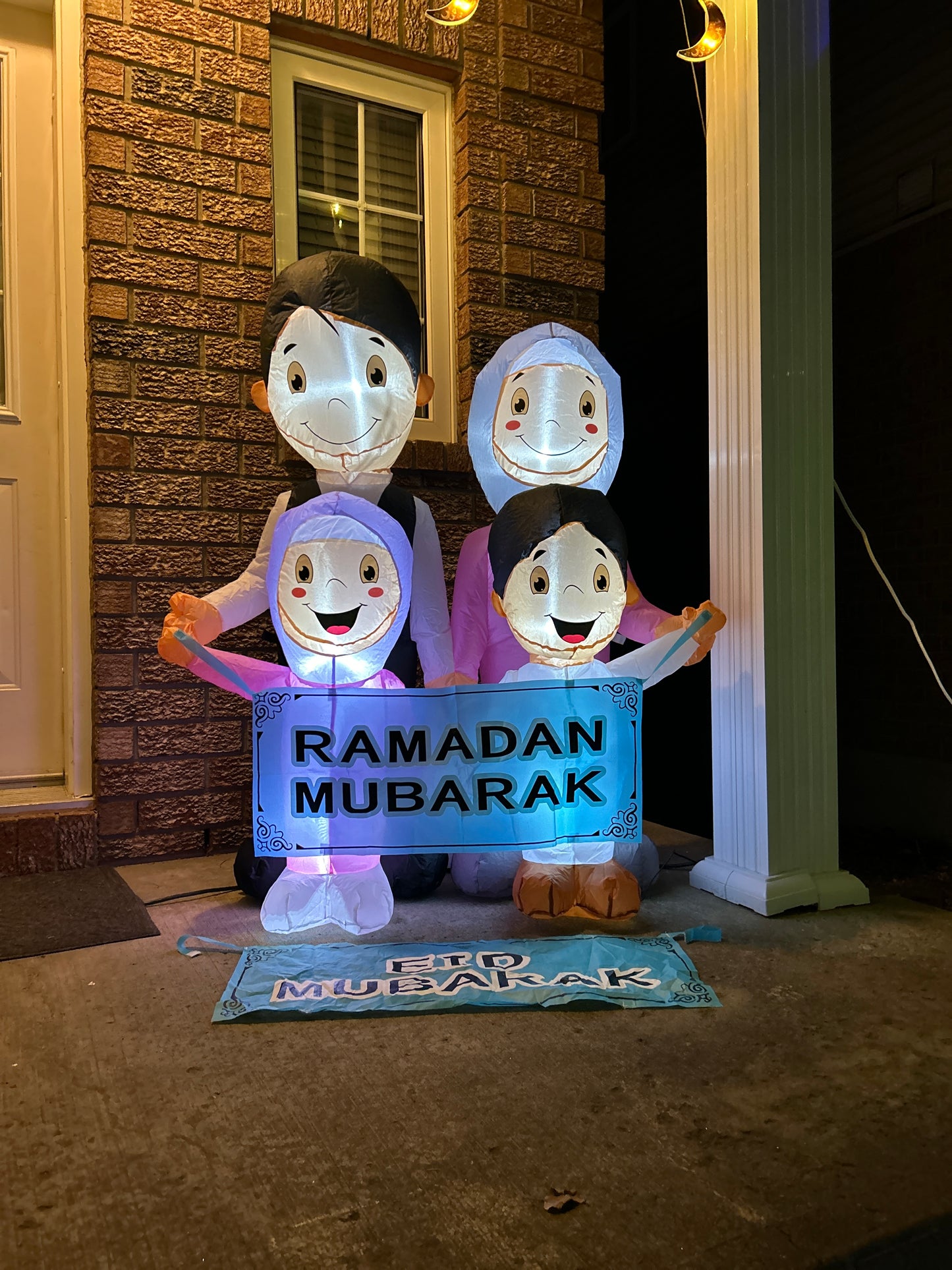 مجسم العائلة المسلمة مع لافتتين لرمضان والعيد قابلة للتبديل