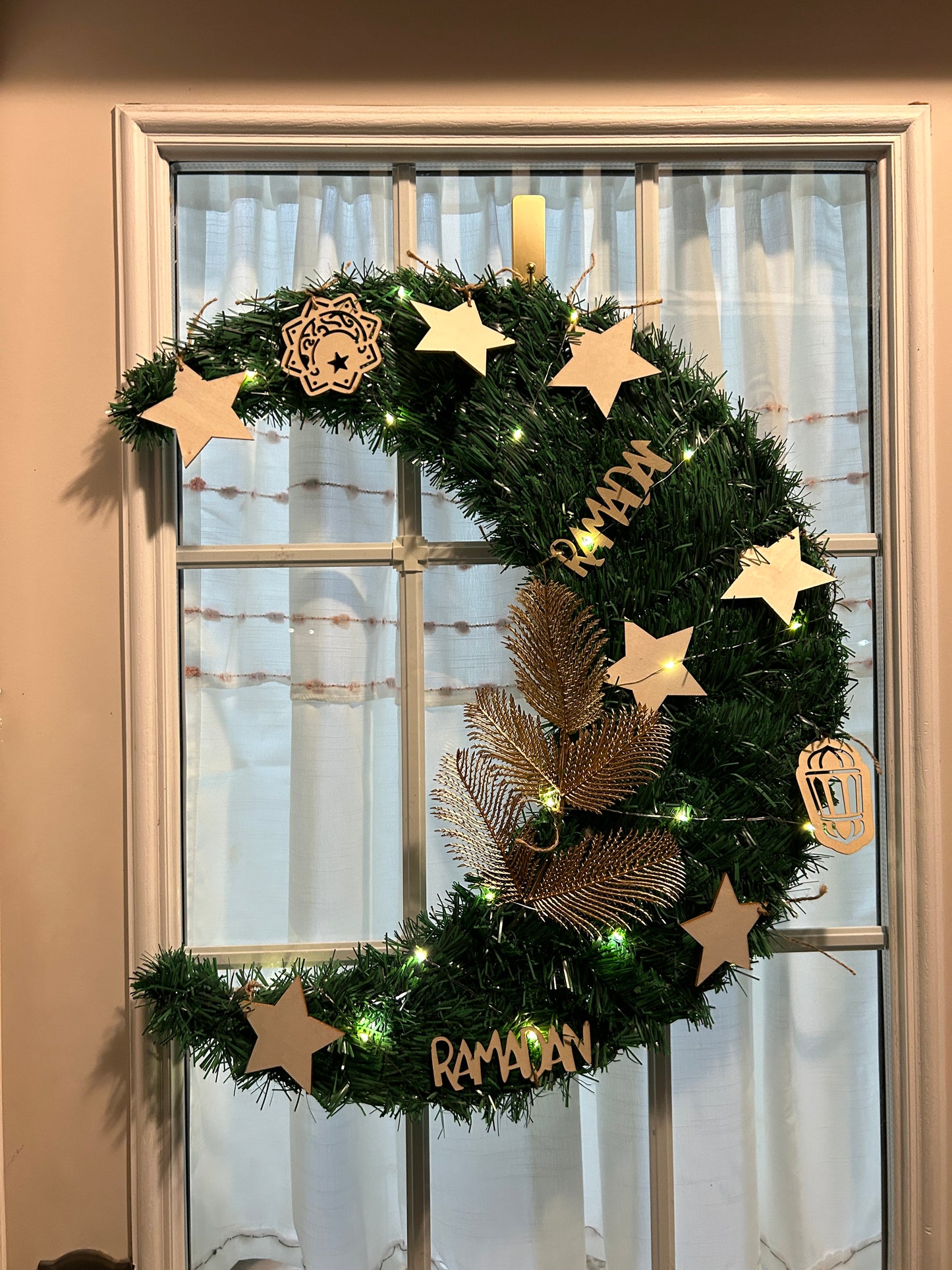 إكليل رمضاني على شكل هلال مع زينة خشبية وأضواء ليد