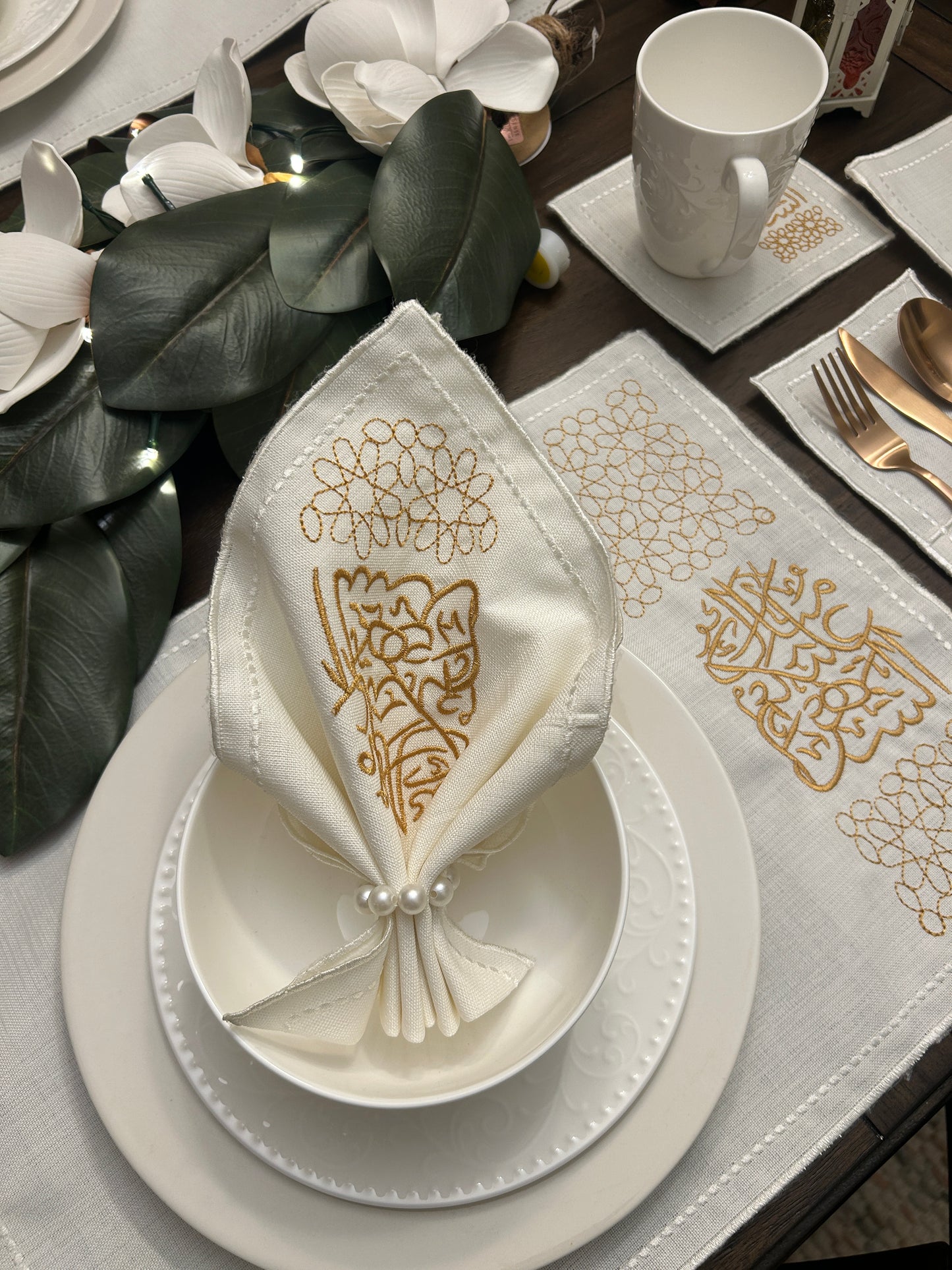 طقم مفارش الشهر المبارك - تطريز حريري ذهبي (30 قطعة)