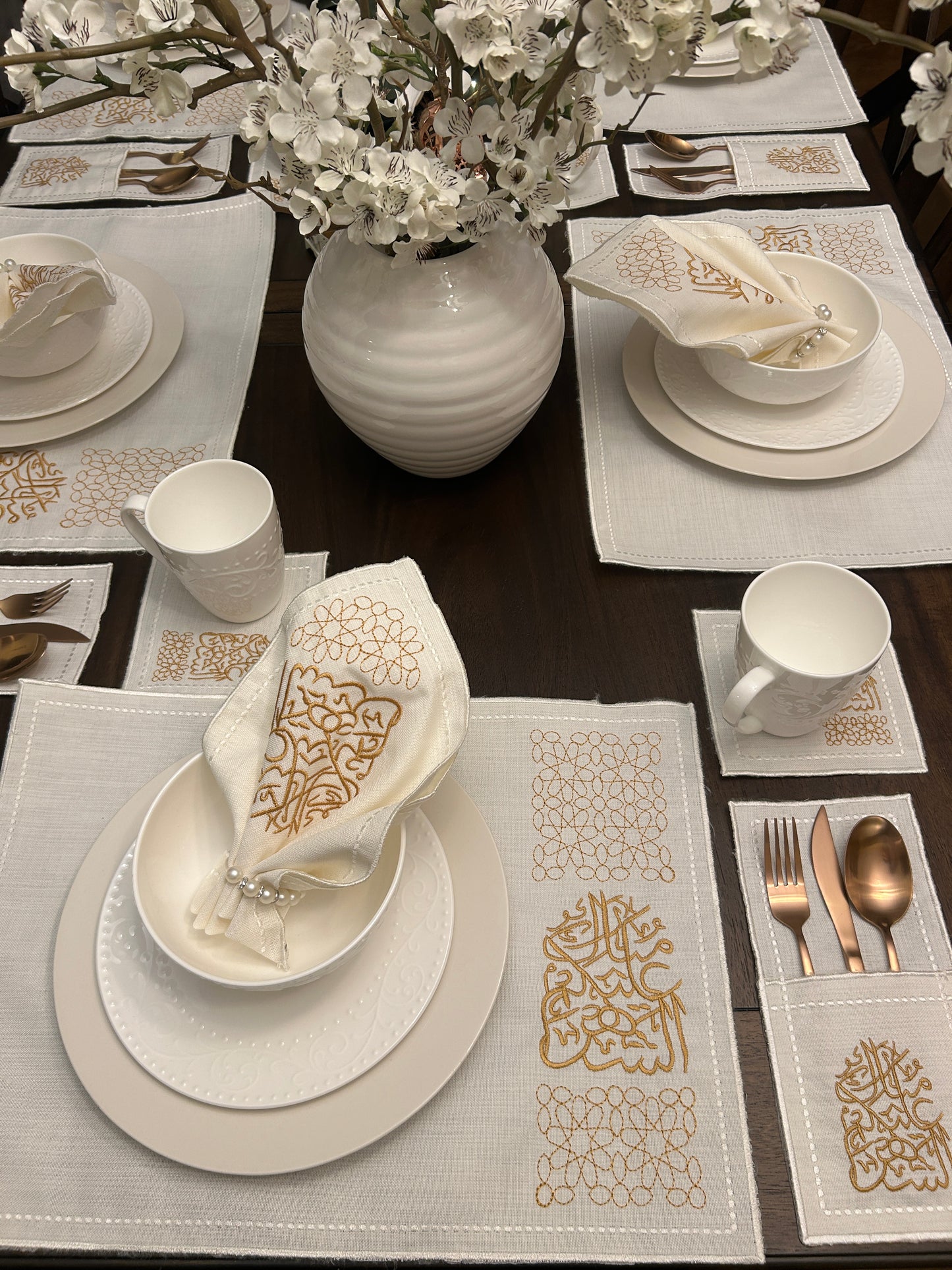 طقم مفارش الشهر المبارك - تطريز حريري ذهبي (30 قطعة)