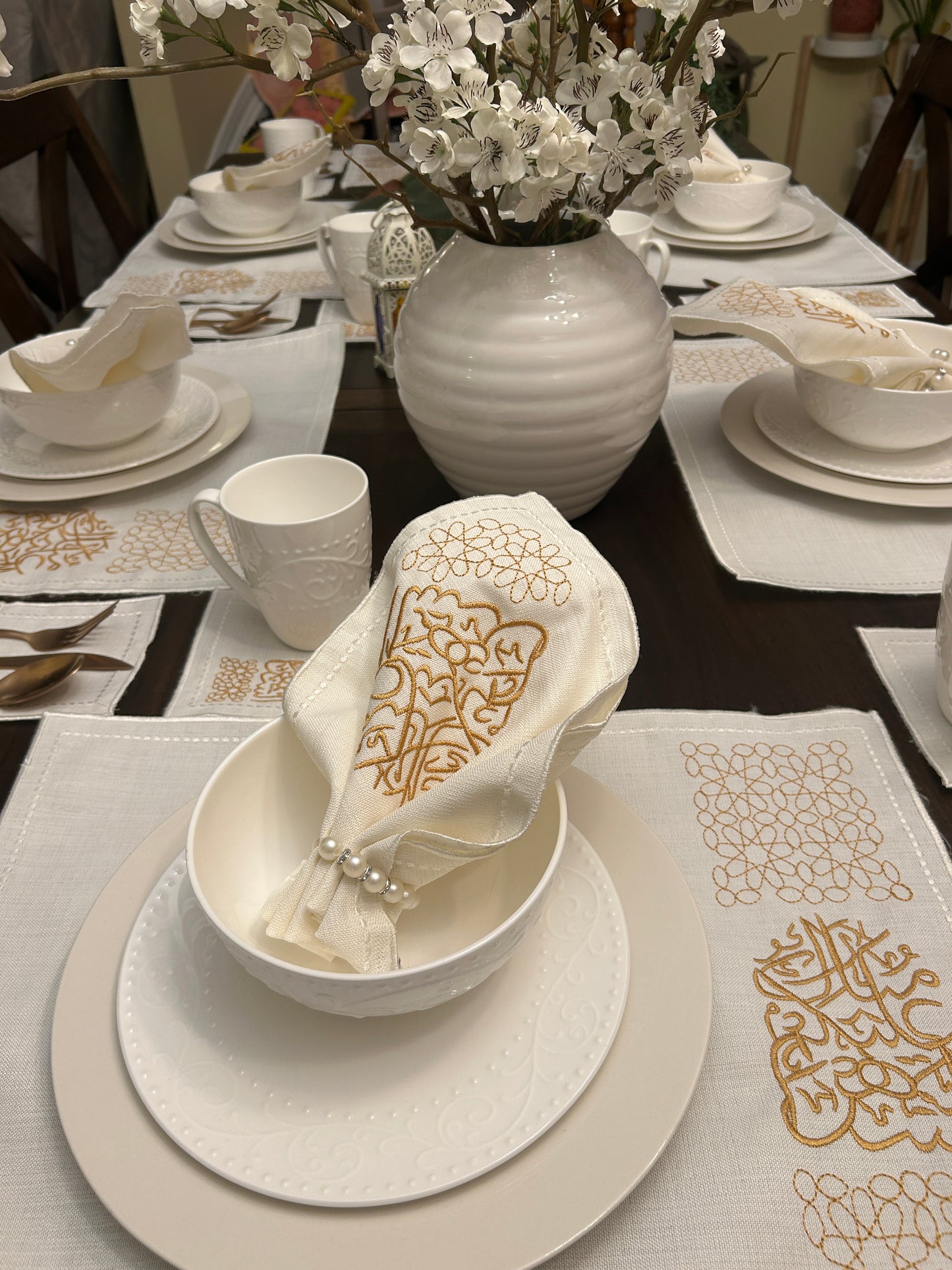 طقم مفارش الشهر المبارك - تطريز حريري ذهبي (30 قطعة)