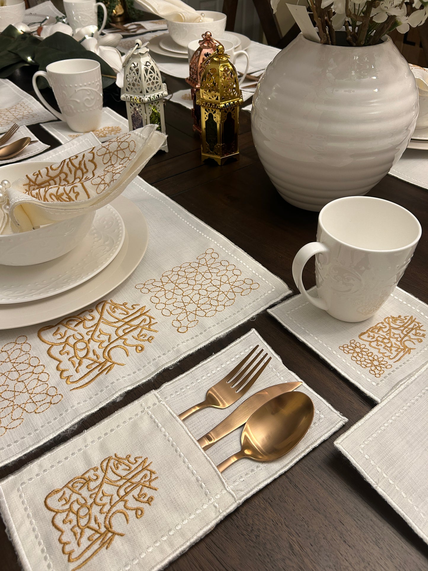 طقم مفارش الشهر المبارك - تطريز حريري ذهبي (30 قطعة)