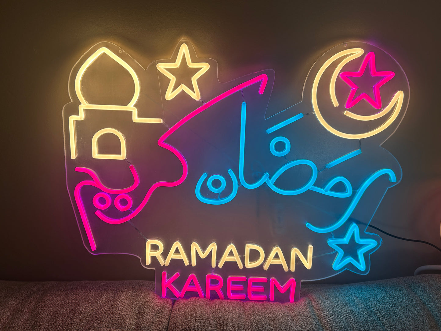 إضاءة نيون رمضان كريم - بالعربية والإنجليزية