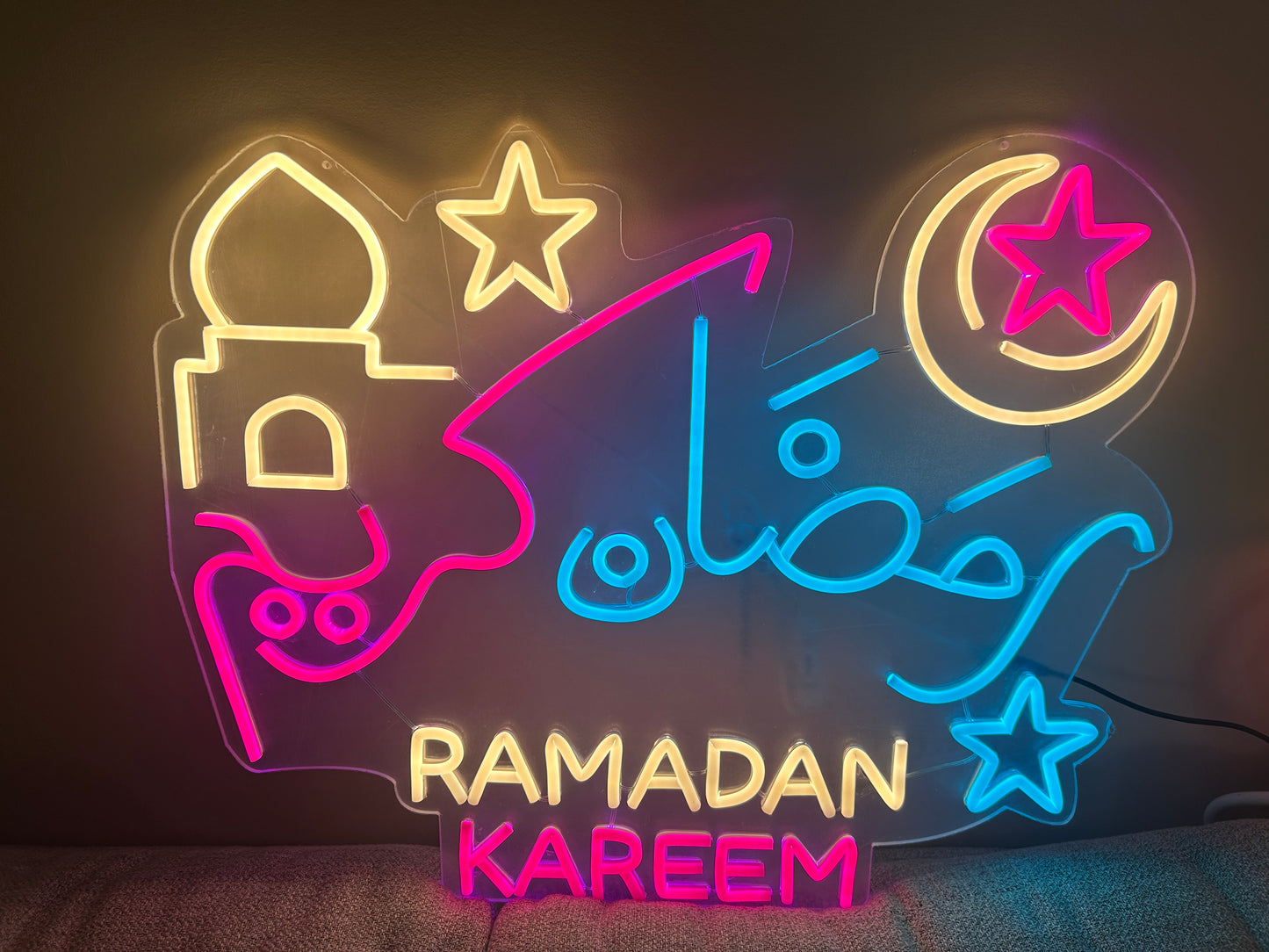 إضاءة نيون رمضان كريم - بالعربية والإنجليزية