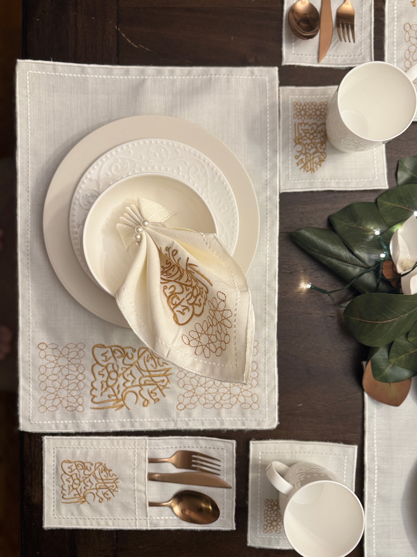 طقم مفارش الشهر المبارك - تطريز حريري ذهبي (30 قطعة)
