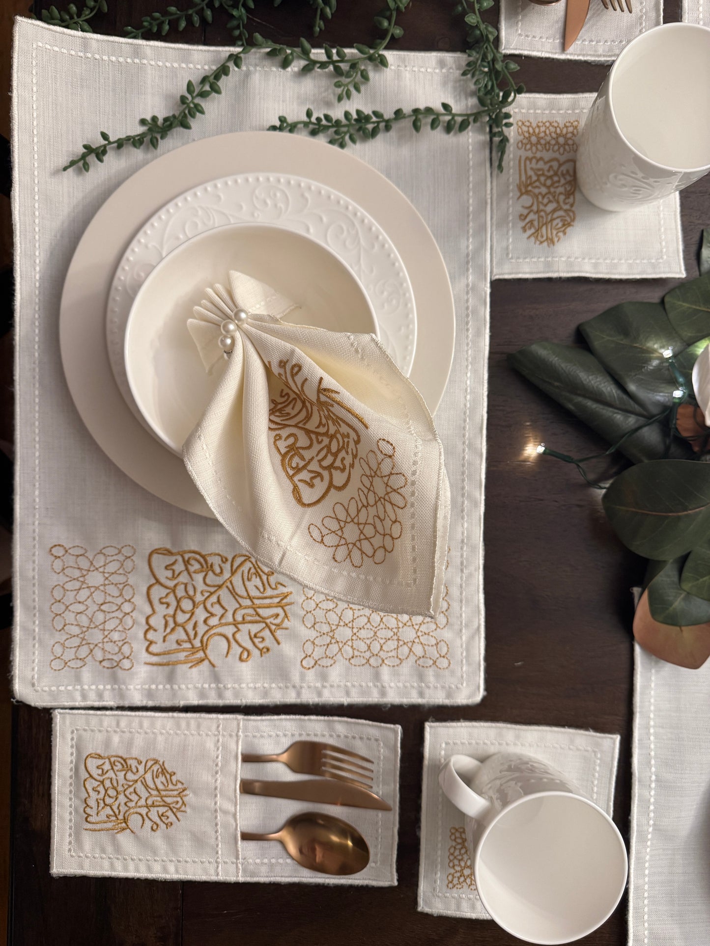 طقم مفارش الشهر المبارك - تطريز حريري ذهبي (30 قطعة)