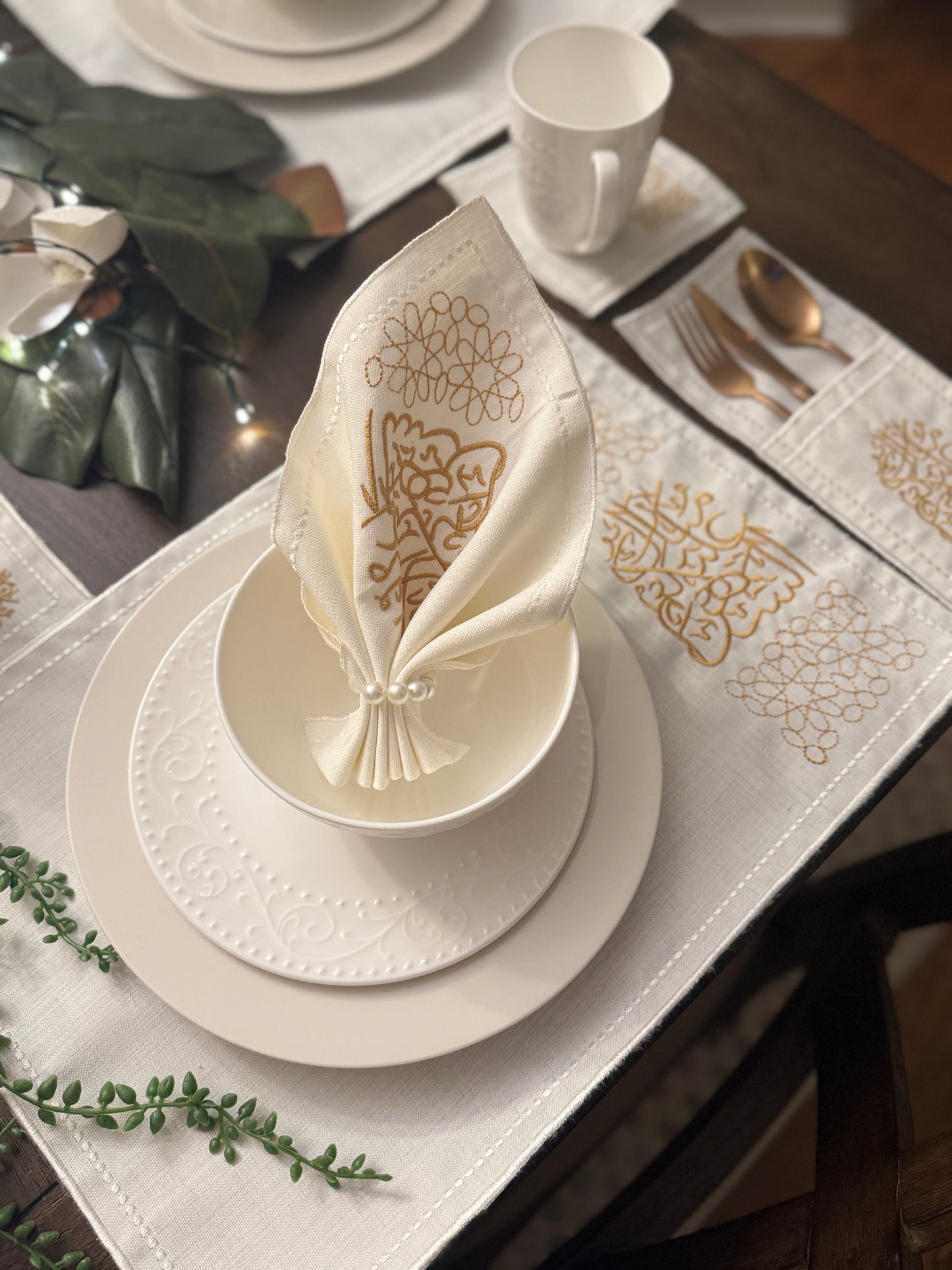 طقم مفارش الشهر المبارك - تطريز حريري ذهبي (30 قطعة)