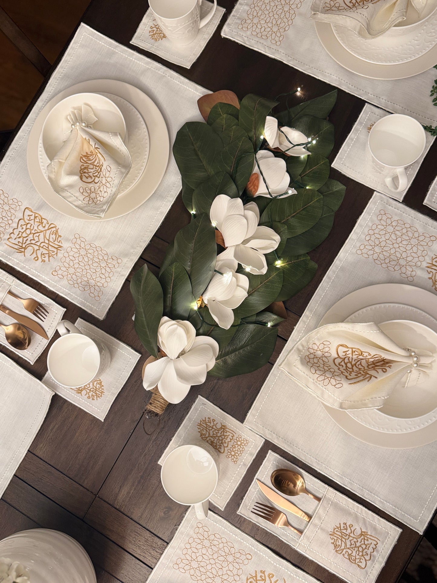 طقم مفارش الشهر المبارك - تطريز حريري ذهبي (30 قطعة)