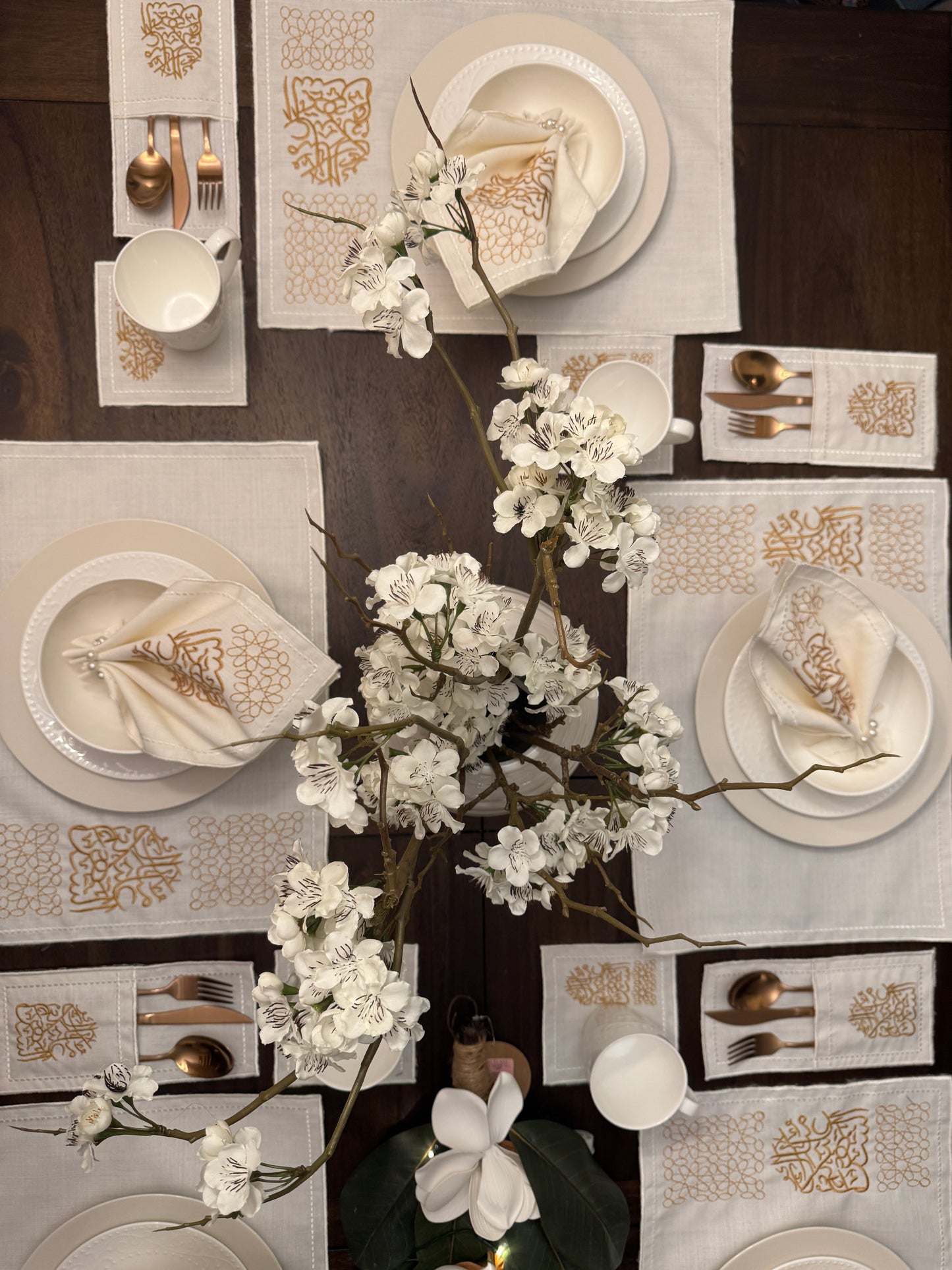 طقم مفارش الشهر المبارك - تطريز حريري ذهبي (30 قطعة)