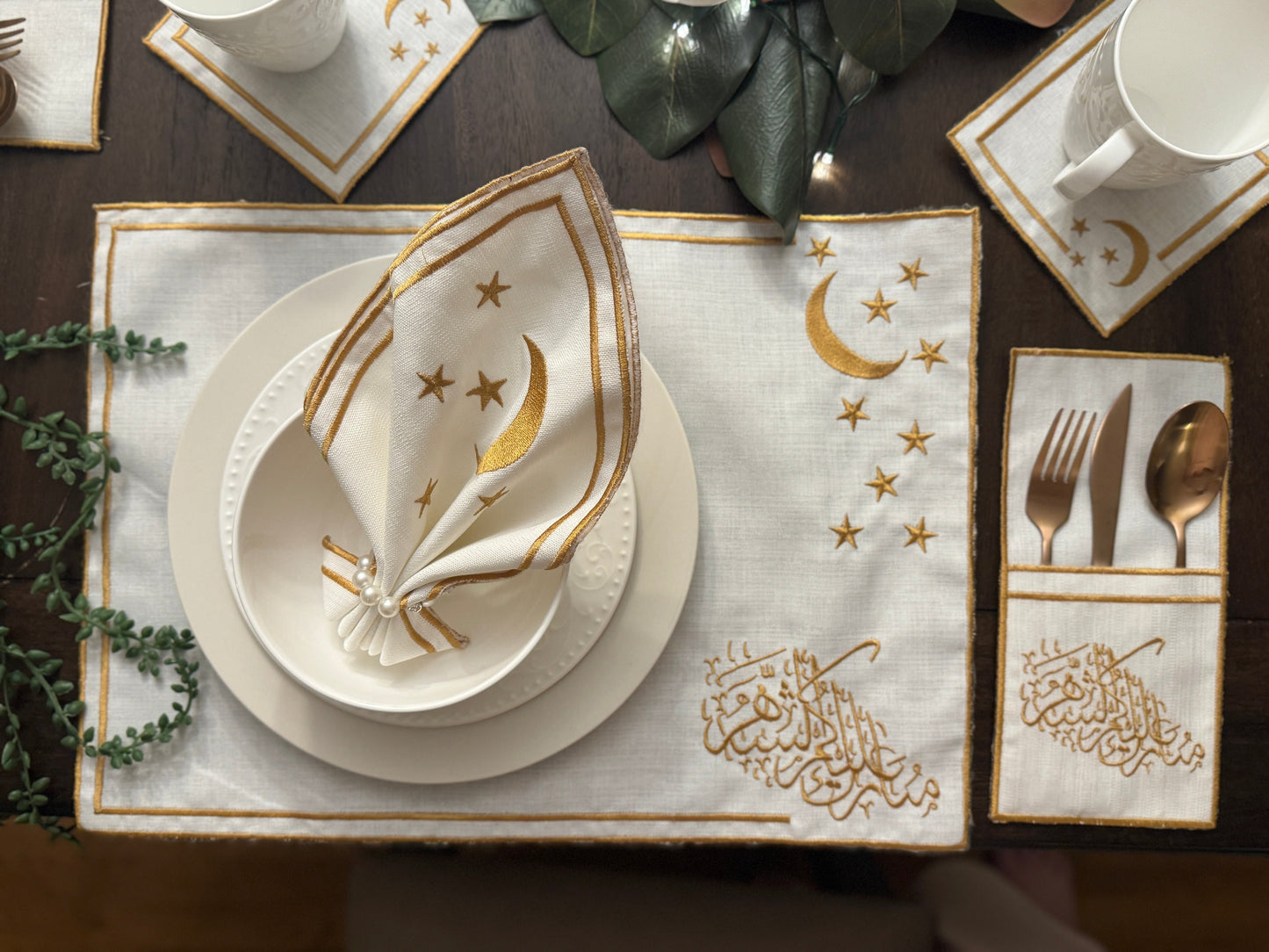 طقم القمر الذهبي - مفارش مطرزة بخيوط حريرية (30 قطعة)