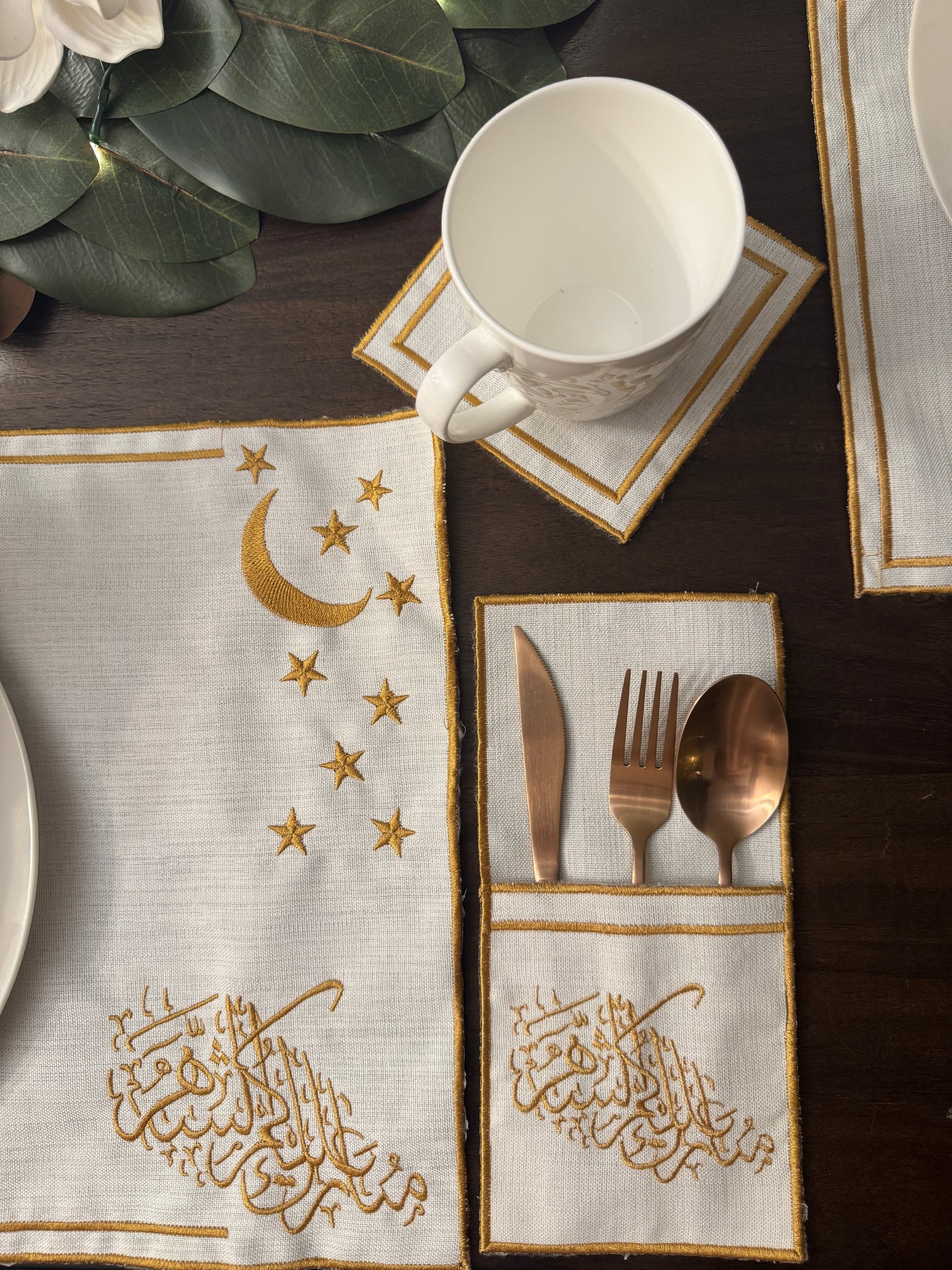 طقم القمر الذهبي - مفارش مطرزة بخيوط حريرية (30 قطعة)
