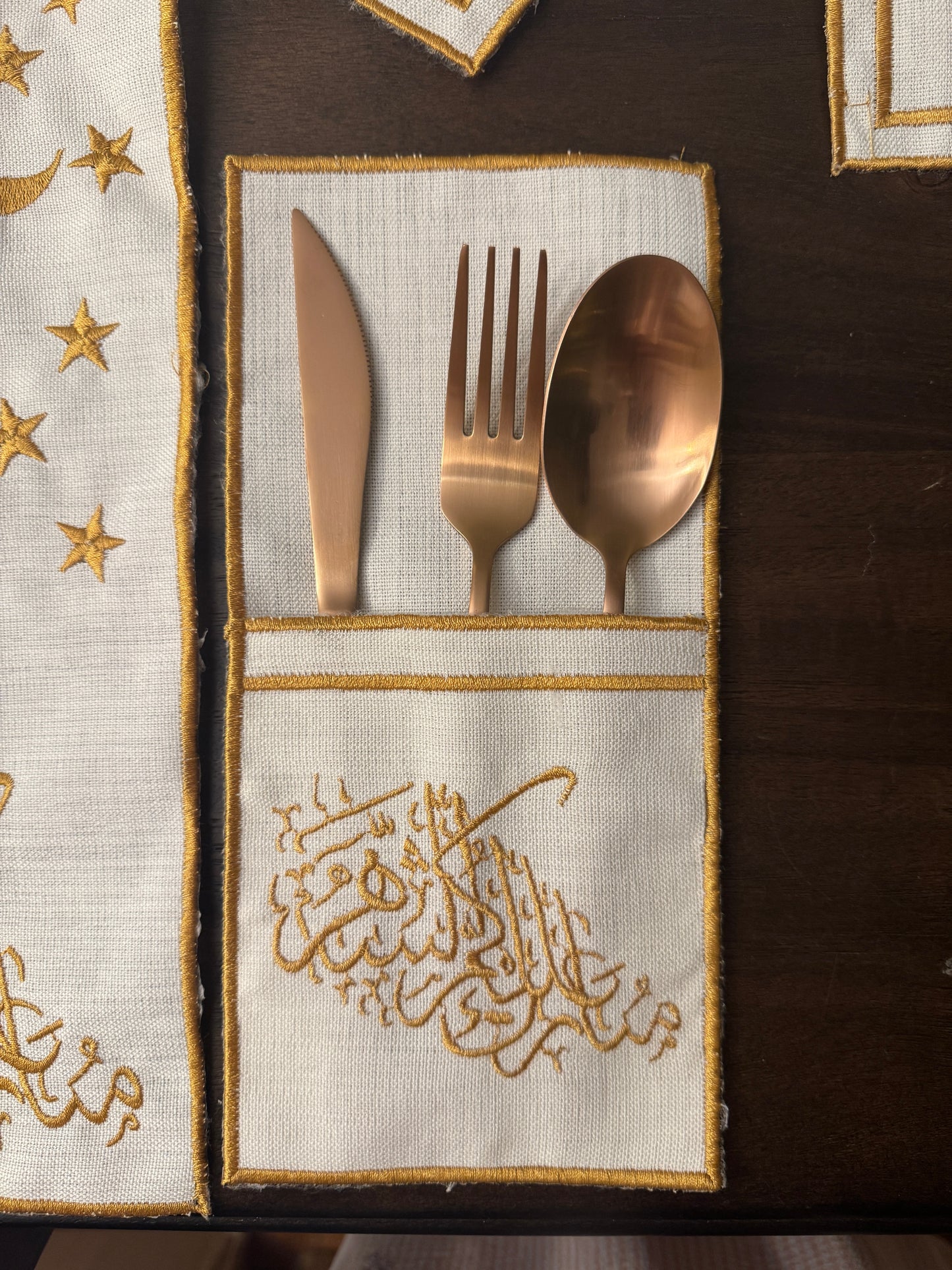 طقم القمر الذهبي - مفارش مطرزة بخيوط حريرية (30 قطعة)