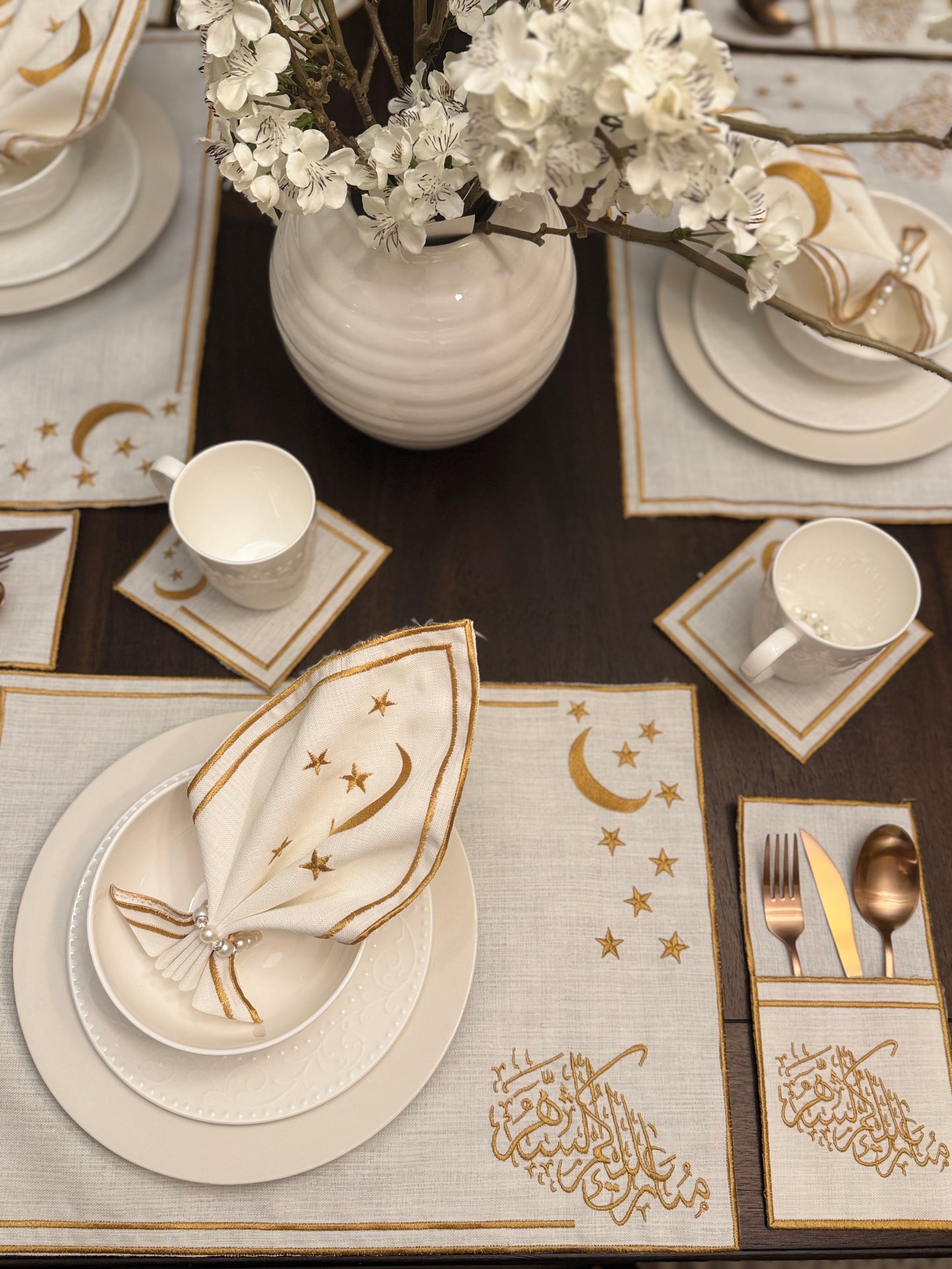 طقم القمر الذهبي - مفارش مطرزة بخيوط حريرية (30 قطعة)