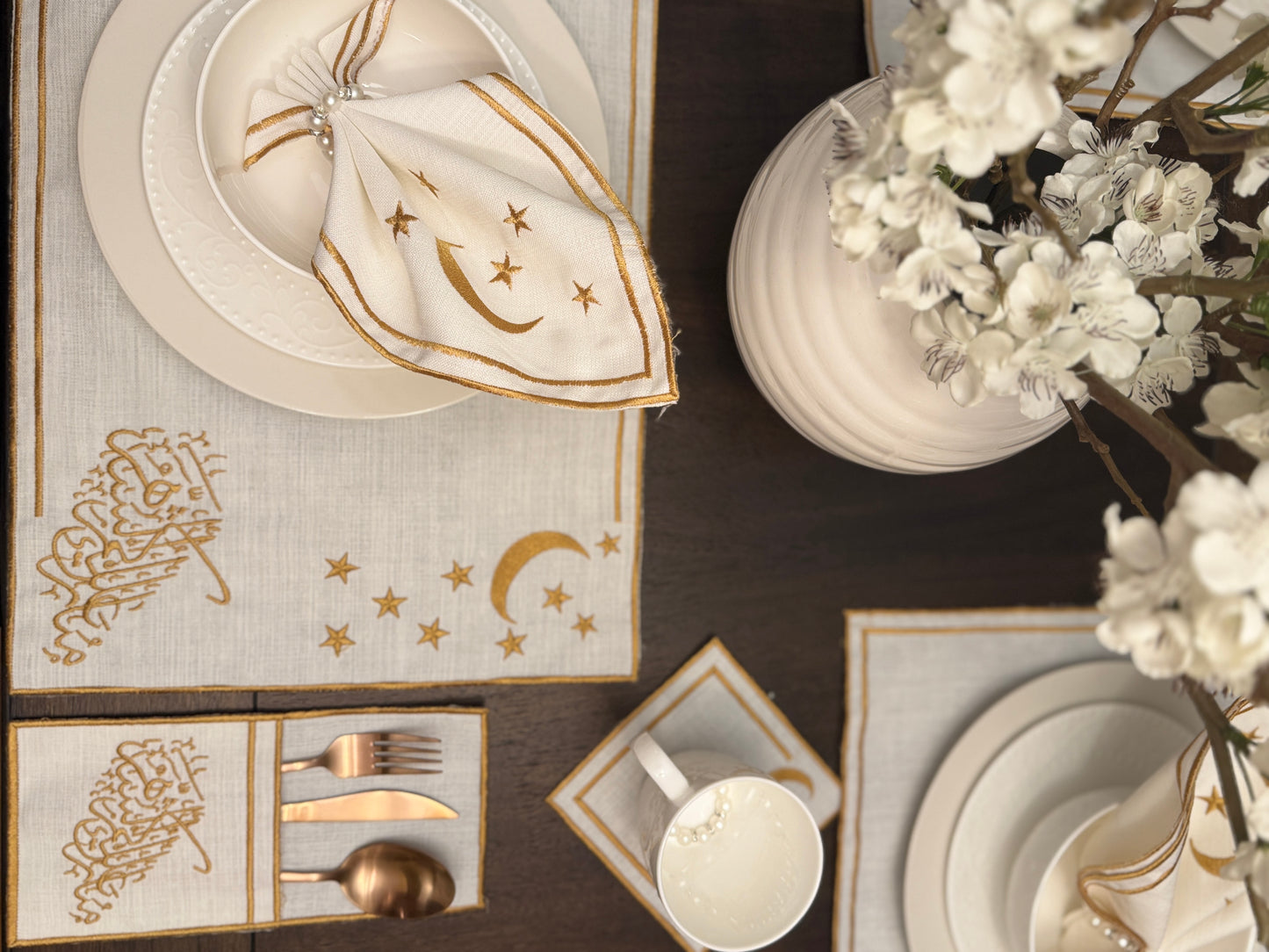 طقم القمر الذهبي - مفارش مطرزة بخيوط حريرية (30 قطعة)
