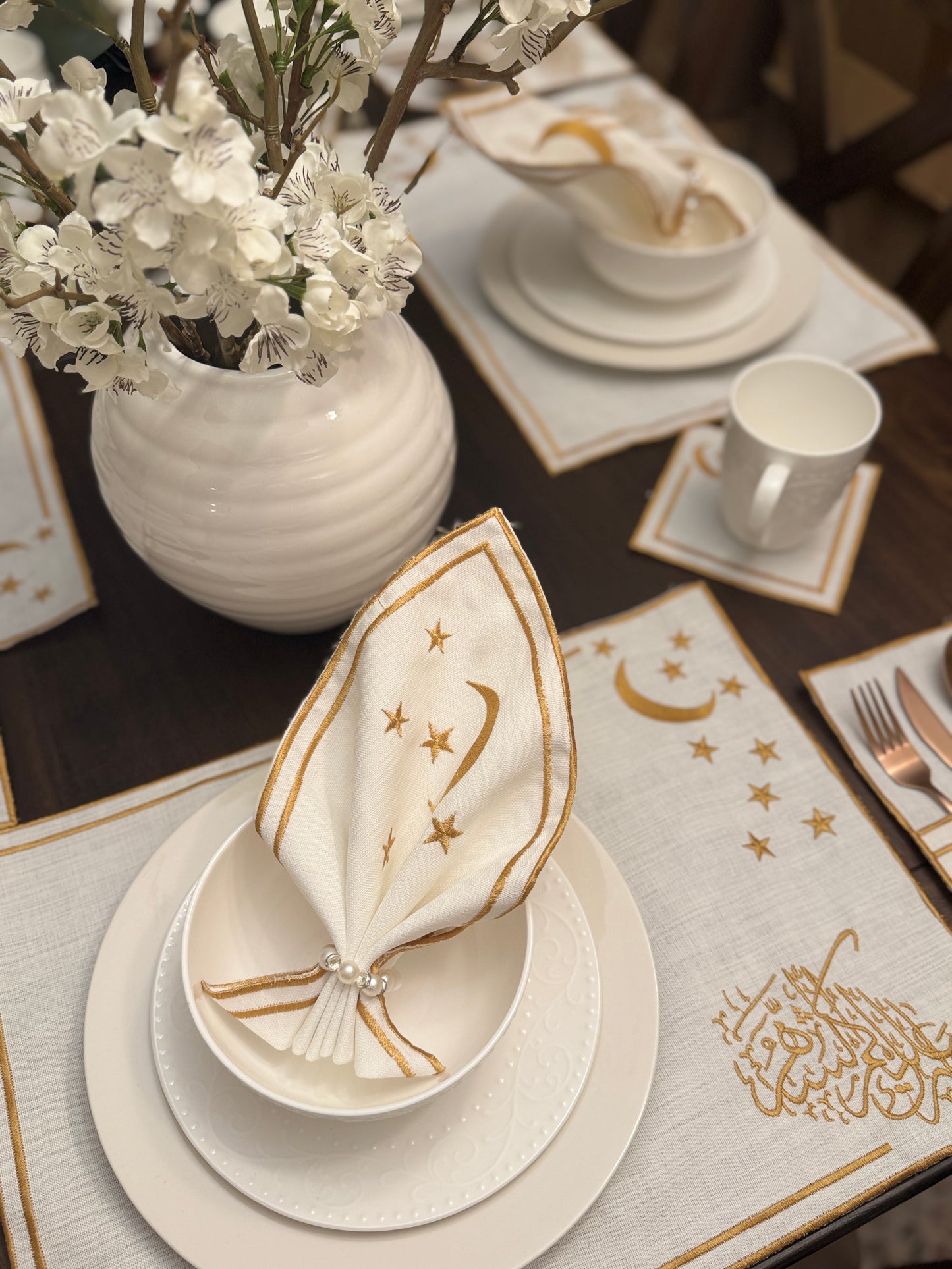 طقم القمر الذهبي - مفارش مطرزة بخيوط حريرية (30 قطعة)