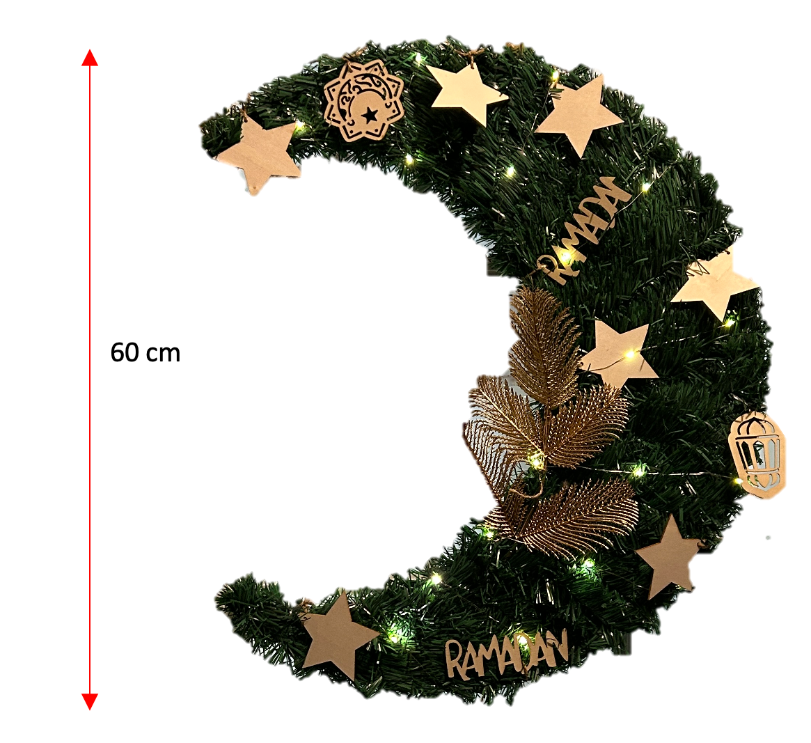 إكليل رمضاني على شكل هلال مع زينة خشبية وأضواء ليد