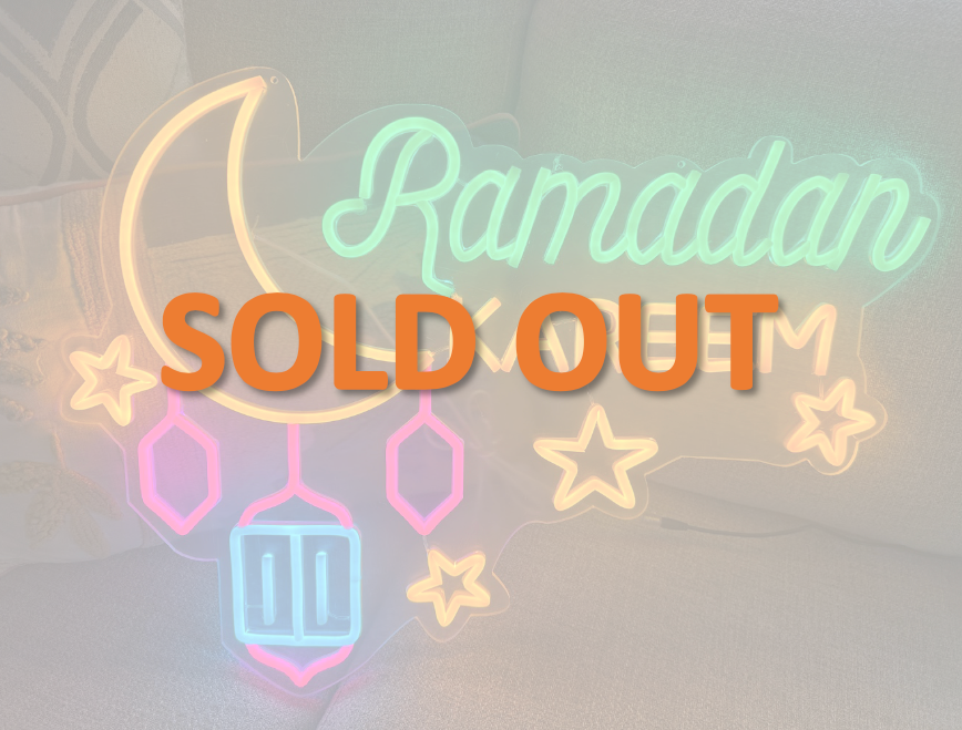 إضاءة نيون رمضان كريم مع فانوس ونجوم