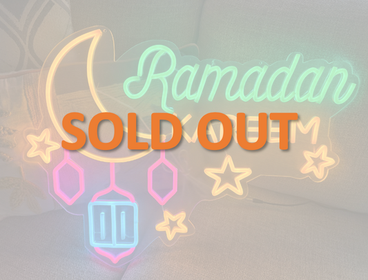 إضاءة نيون رمضان كريم مع فانوس ونجوم